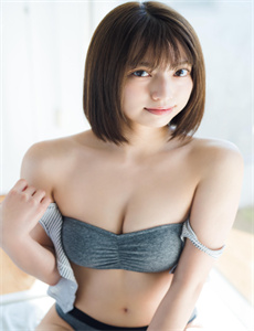 《一个好妈妈9中字讲话的背景资料-美女更衣》
